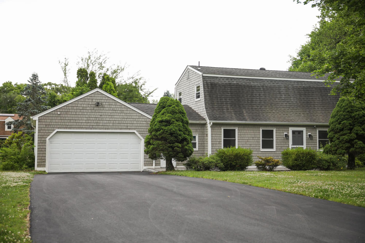 Paved asphalt driveway - Asphalt and concrete